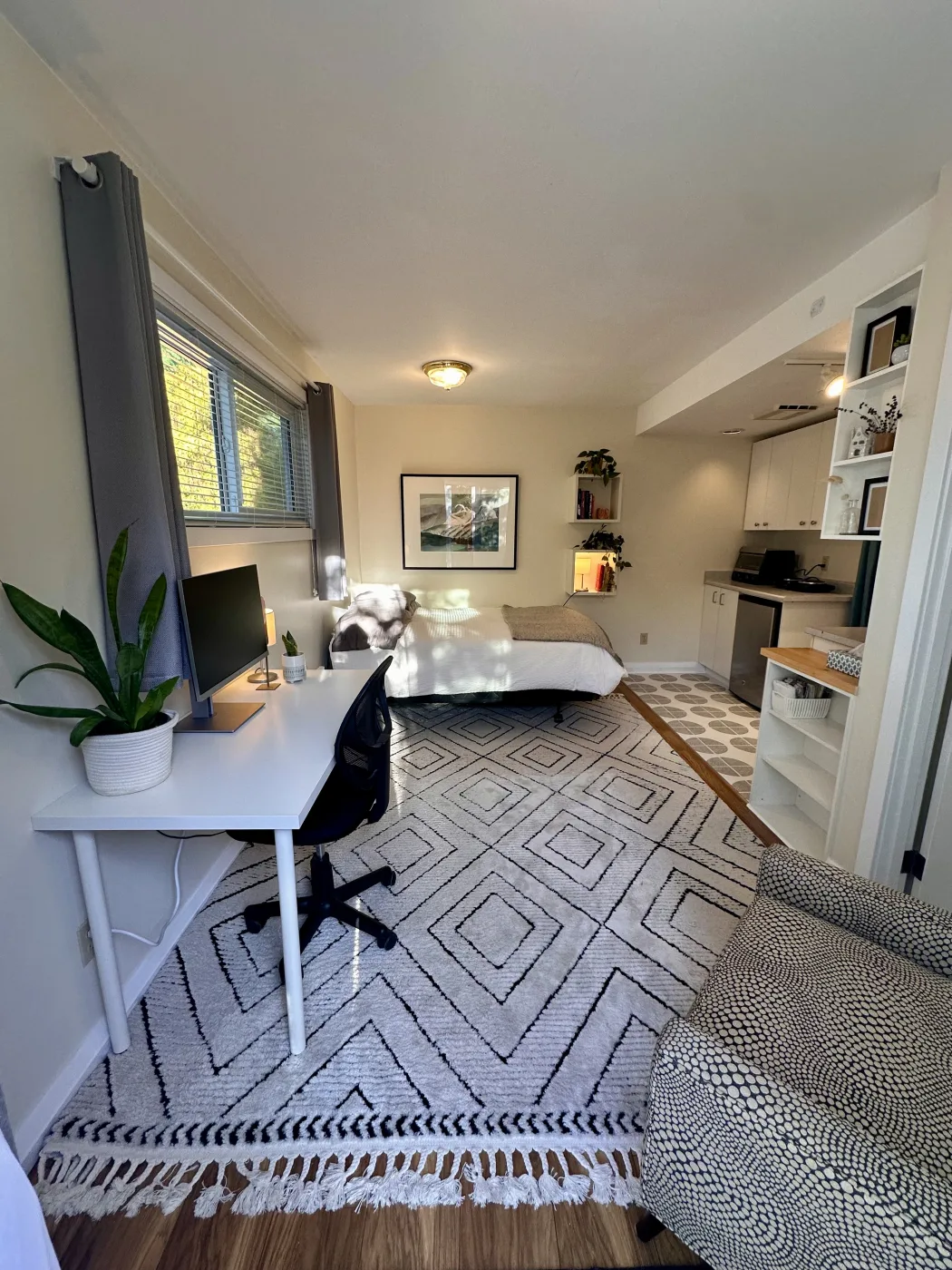 Furnished Private Bachelor Suite – Saanich – Utilities & Wi-Fi Included — photo 1