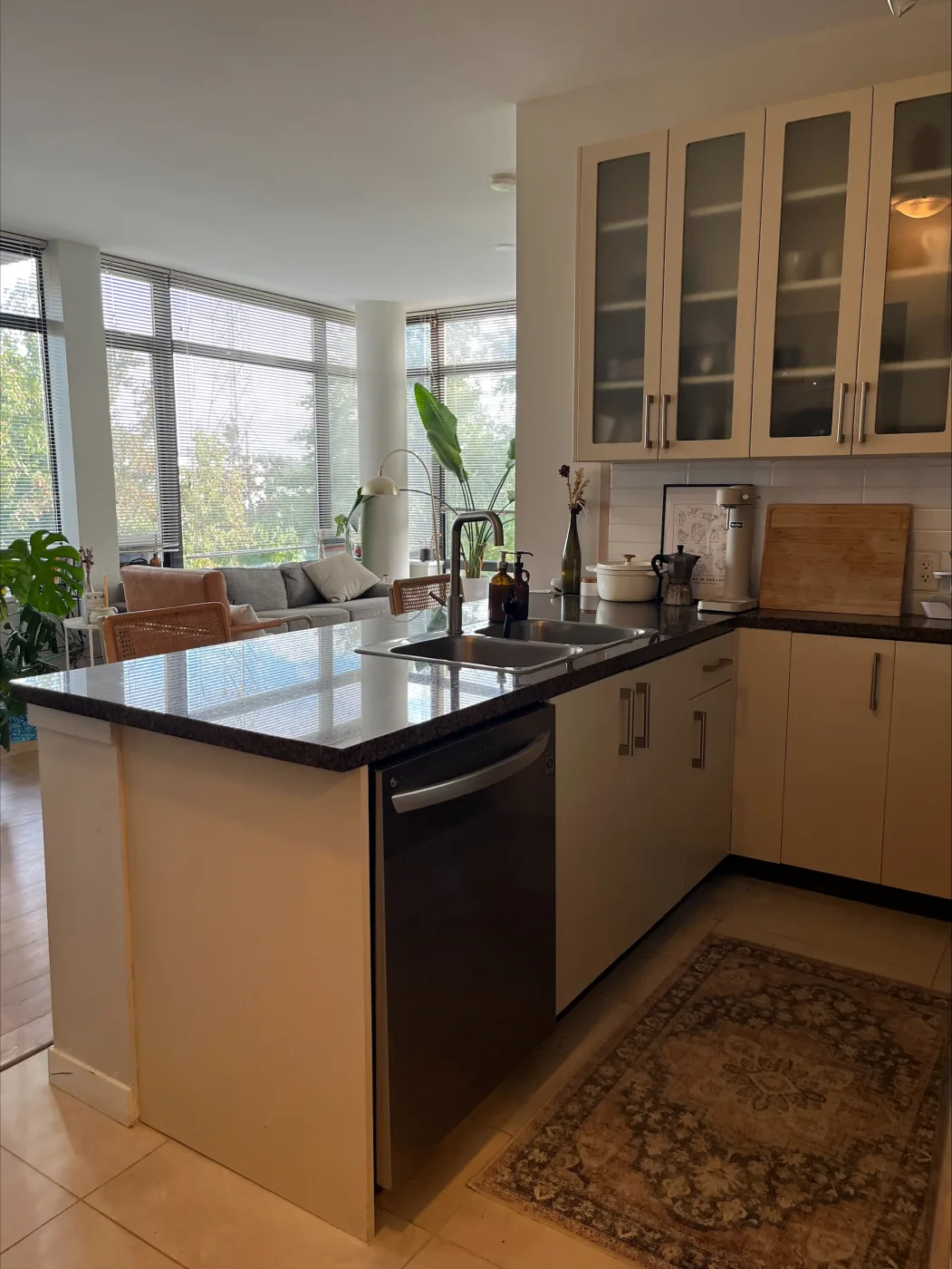 Bright and sunny fully furnished Burnaby home near Gilmore Skytrain — photo 3