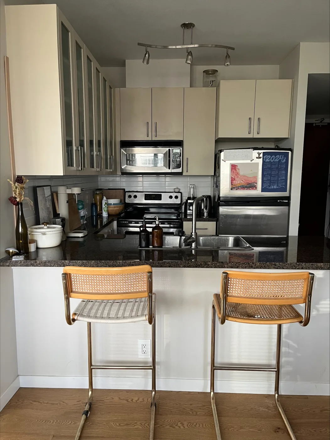 Bright and sunny fully furnished Burnaby home near Gilmore Skytrain — photo 4